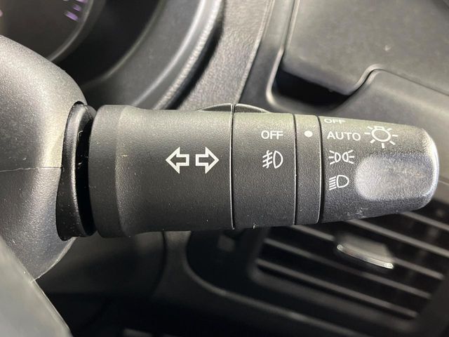 【オートライト】周りの明るさに応じて自動でヘッドライトの点灯・消灯ができる機能です！ライトの付け忘れ・消し忘れなどが無くなり、雨の日や夕方の走行も安心！トンネル通過時も便利ですね♪