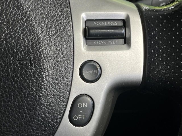 【オートスピードコントロール】高速道路もラクラク走行。アクセルを離しても一定速度で走行ができ、長距離運転時の負担を軽減！加速・減速も簡単なスイッチ操作で調整できます。