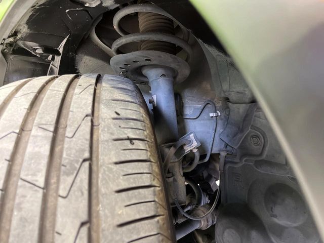 お車を安心してお乗りいただく為には、足回りの定期点検が欠かせません。サービスサポート（有償保証）では無料点検もご提供しており、安心のカーライフをお過ごしいただけるサポート体制が整っています。