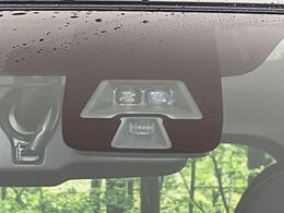 【エマージェンシーブレーキ】走行中に前方の車両等を認識し、衝突しそうな時は警報とブレーキで衝突回避と被害軽減をアシスト。より安全にドライブをお楽しみいただけます。