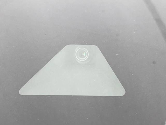【三菱e-Assist】走行中に前方の車両等を認識し、衝突しそうな時は警報とブレーキで衝突回避と被害軽減をアシスト。より安全にドライブをお楽しみいただけます。