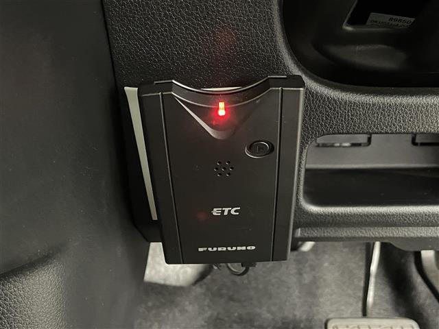 【ETC】有料道路を利用する際に料金所で停止することなく通過できる、ETC車載器（ノンストップ自動料金収受システム機器）が装備されています。セットアップを行うことで利用可能になります。