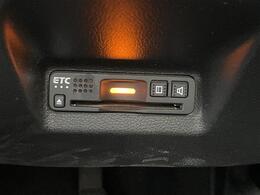 【ETC】有料道路を利用する際に料金所で停止することなく通過できる、ETC車載器（ノンストップ自動料金収受システム機器）が装備されています。セットアップを行うことで利用可能になります。