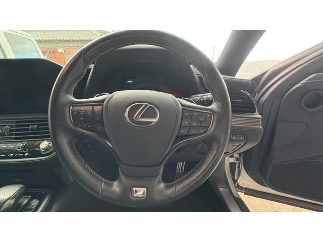 ステアリングまわり。高級車らしいスイッチ類の多さですが、操作性良好。是非実際に触ってみて下さい。