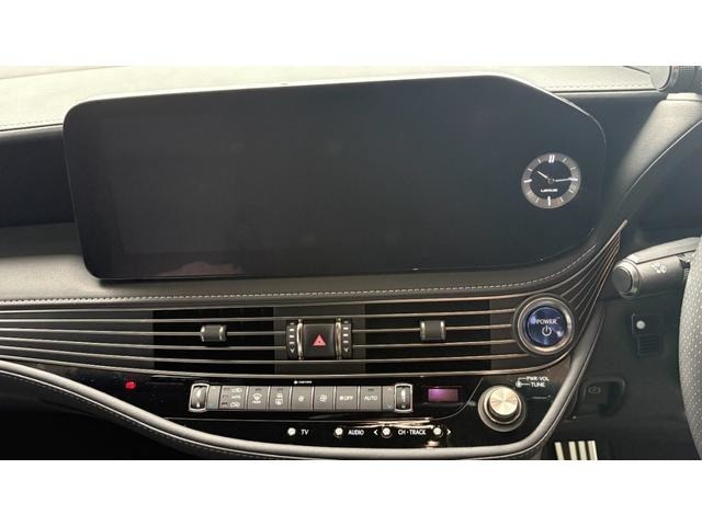 ナビ回りです。埋め込まれた時計が高級感を物語っていますね♪