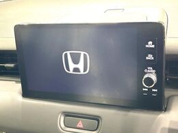 【メーカー純正9型ナビ】インテリアに溶け込むスタイリッシュな「専用設計」メーカーナビを装備♪視認性や操作性など基本性能にも優れ、より上質なカーライフをお楽しみいただけます。