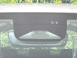 【ホンダセンシング】走行中に前方の車両等を認識し、衝突しそうな時は警報とブレーキで衝突回避と被害軽減をアシスト。より安全にドライブをお楽しみいただけます。