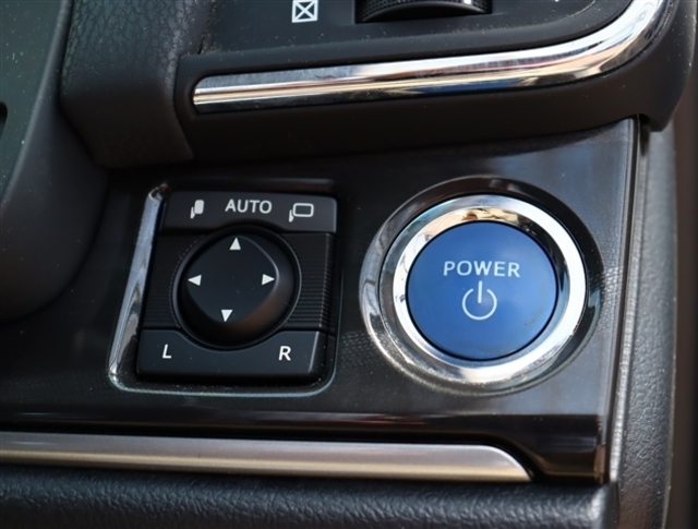 『1台』のお車に対して、3名体制で日々議論を重ね仕入れを行っております。
