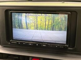 【バックカメラ】駐車時に後方がリアルタイム映像で確認できます。大型商業施設や立体駐車場での駐車時や、夜間のバック時に大活躍！運転スキルに関わらず、今や必須となった装備のひとつです！
