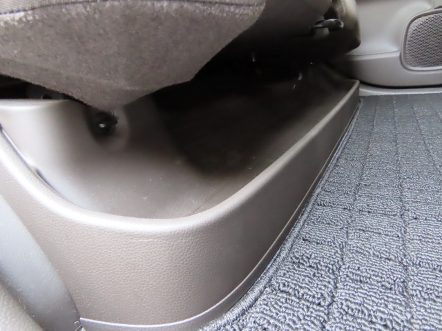 後席の下には、傘や靴などが場所を取らずに置けるトレイがあります！