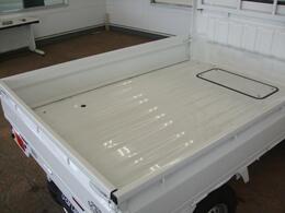 スクラムトラックは、広いだけではなくフラットで使いやすさにも優れた荷台だからしっかりと荷物を積むことができます。