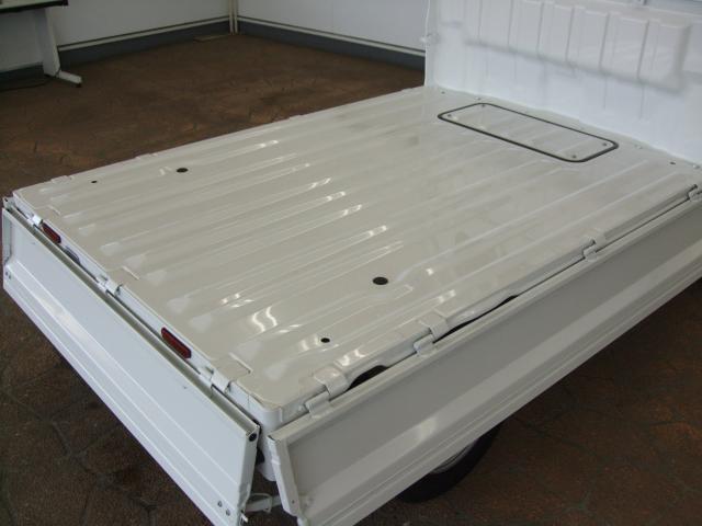 荷台フロア長 2，030mm×荷台幅 1，410mmのゆとりのスペース。広々とした荷台は農作物のコンテナや角材などの長尺物まで、さまざまな積荷をしっかり積み込めます。