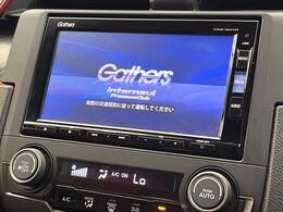 【純正ナビ】人気の純正ナビを装備しております。ナビの使いやすさはもちろん、オーディオ機能も充実！キャンプや旅行はもちろん、通勤や買い物など普段のドライブも楽しくなるはず♪