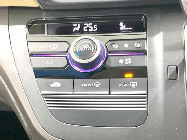 【オートエアコン】一度お好みの温度に設定すれば、車内の温度を検知し風量や温度を自動で調整。暑い…寒い…と何度もスイッチ操作をする必要はありません。快適な車内空間には必須の機能ですね♪