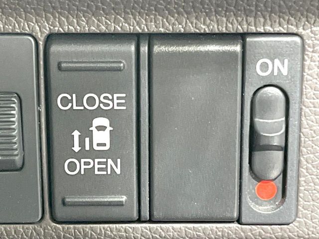 【パワースライドドア】スマートキーや運転席のスイッチでスライドドアの開閉が可能♪電動だから力を入れてドアを開ける必要が無く、小さいお子様でも、重い荷物を持っている時もラクに開け閉めできます♪