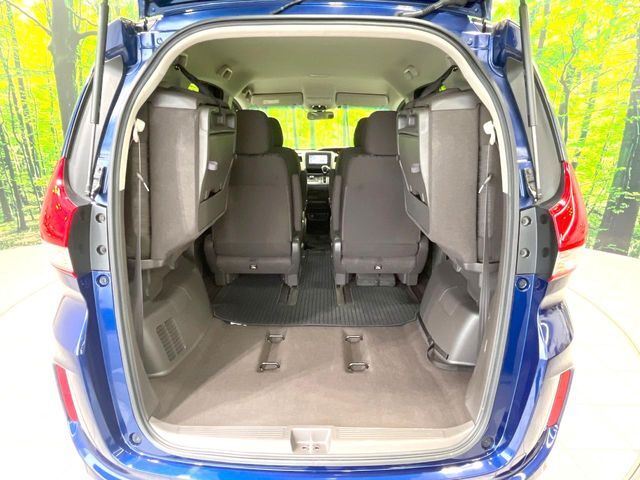 後席を格納すると、これだけの広さが！シーンに合わせたシートアレンジで、大きな荷物も積むことが出来ます♪