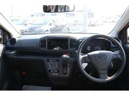 前席全体　目線も高く広い視界で安心して運転することができますね！