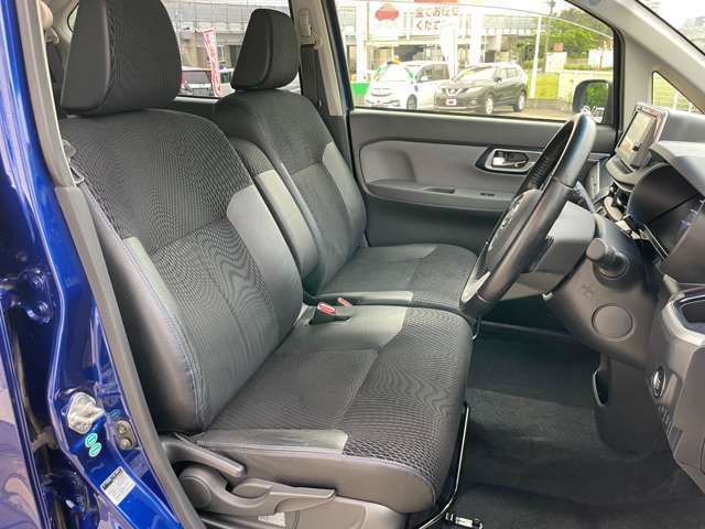 【運転席】シックな黒で統一した色使いの運手席。上品な色使いで飽きのこないスッキリしたデザインがいいですね。