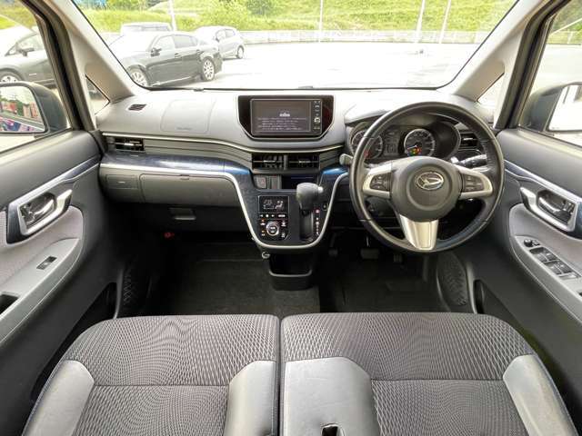 【インパネ】シンプルでスタイリッシュな操作性の良い運転席です。アイポイントが高く見切りも良いので運転しやすいです。