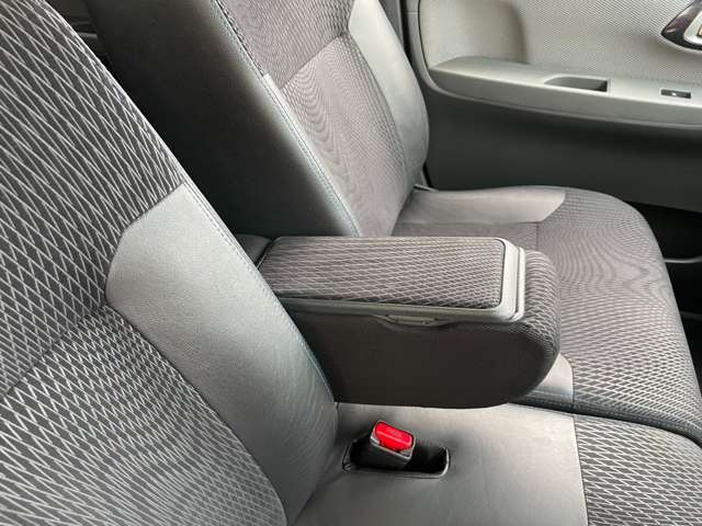 ベンチシートからひじ掛けも出せて快適な運転をサポートします★