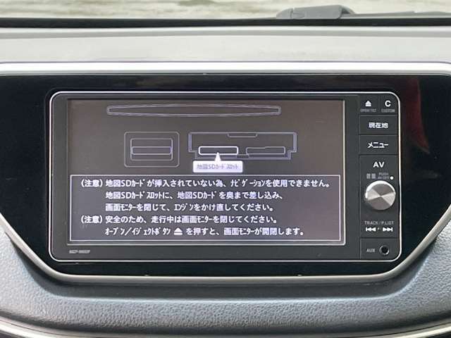 【カーナビ】純正ナビが付いています。画面上の地図が見やすいのが特徴です。また、ナビやオーディオの操作が簡単で覚えやすいのもポイントです。