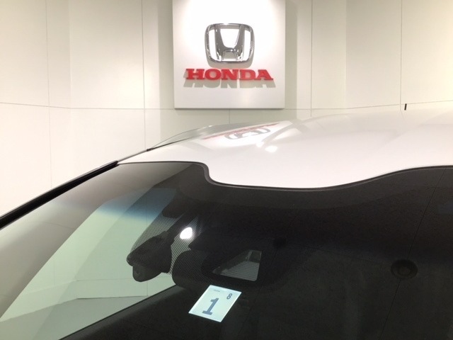 Honda SENSING装着車です。衝突を予測してブレーキをかけたり、前のクルマにちょうどいい距離でついていったりできる多彩な安心・快適機能を搭載した先進の安全運転支援システム付です。