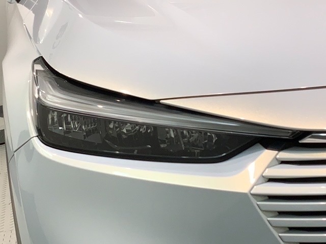 LEDヘッドライトは、点灯の瞬間から最大光量を発揮し、突然暗くなるトンネルなどでの安定感を高めます。