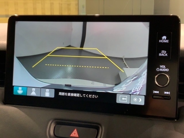 リバースギアに入れるだけで後方の表示へ切り替わります。夜間や雨の日の駐車も楽になりますよ。