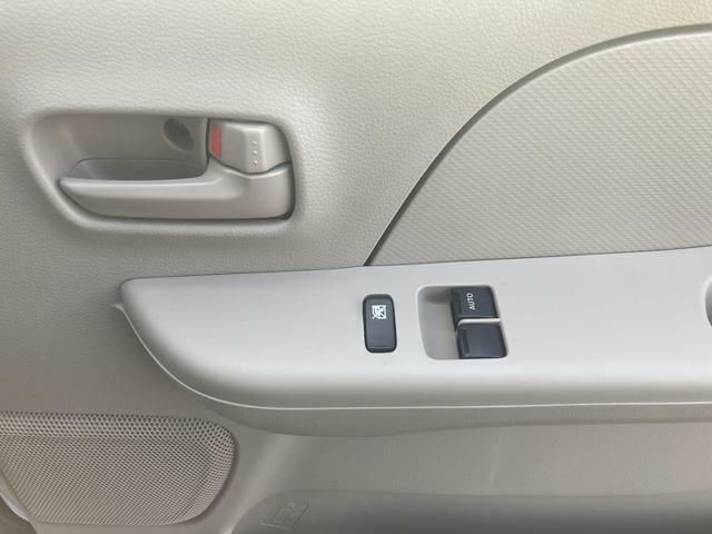 運転席ドアです。前席のパワーウィンドウを操作するスイッチがついてます。
