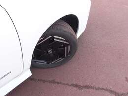 205/55R16タイヤ＋専用アルミホイールです。スタッドレスタイヤや各種オプションのご注文も承っております(^^)！