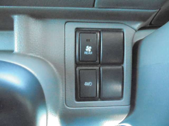 【パートタイム4WD】4WDへ切りかえる際はボタン一つで可能です♪