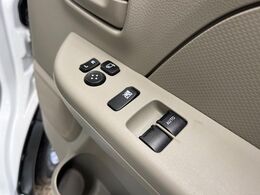 【電動格納ミラー】サイドミラーは電動格納式となっており、狭い駐車場でもキズがつくリスクを抑えられます。