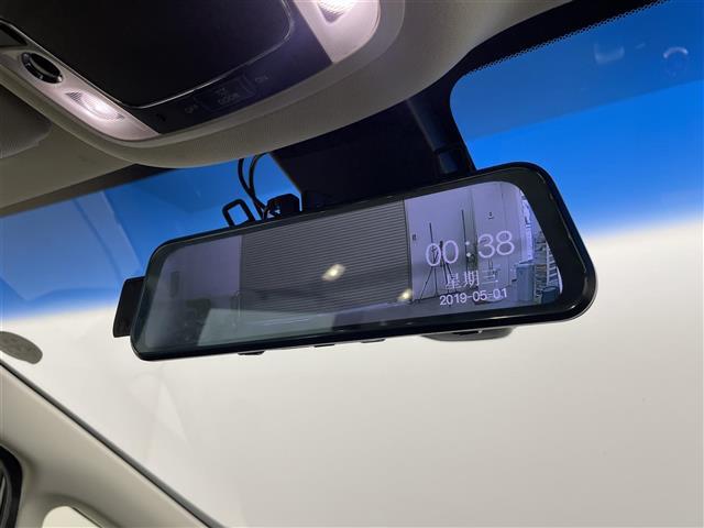【デジタルルームミラー】車両後方カメラの映像をルームミラーに映すことが出来ます。 そのため、後席に人や荷物があって後方が見えづらい場合でもしっかり視界を確保することが出来ます。
