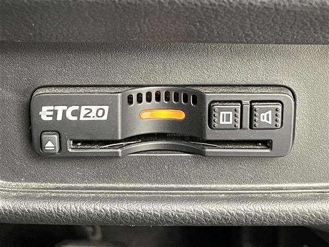【ETC】有料道路を利用する際に料金所で停止することなく通過できる、ETC車載器（ノンストップ自動料金収受システム機器）が装備されています。セットアップを行うことで利用可能になります。