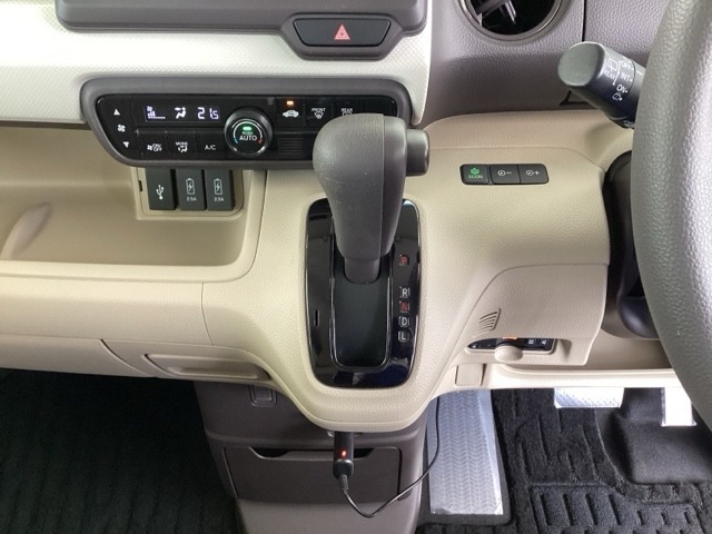 足元スッキリ、インパネシフトです。パーキングブレーキはフットブレーキタイプなので、運転席と助手席の間がスッキリしています。