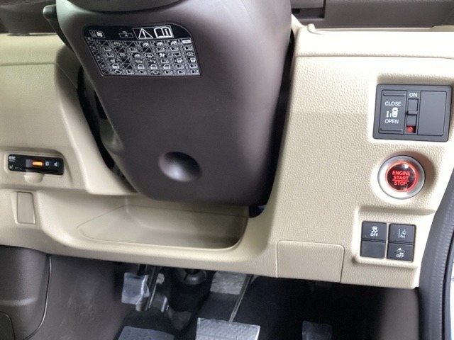 左側に高速で便利なETCがあり、また、便利な電動スライドドア、横滑りを防ぐVSAなどのスイッチは、運転席の右側、手の届きやすい位置にあります。