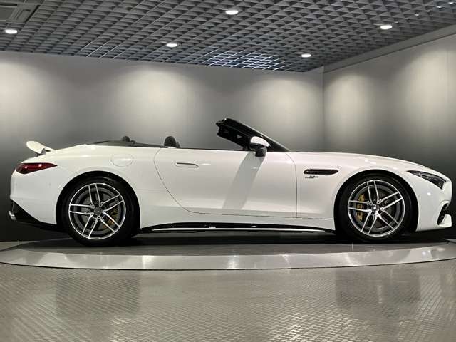 メルセデスの認定中古車「サーティファイドカー」には、最大100項目にも及ぶ点検・整備項目が設定されています。