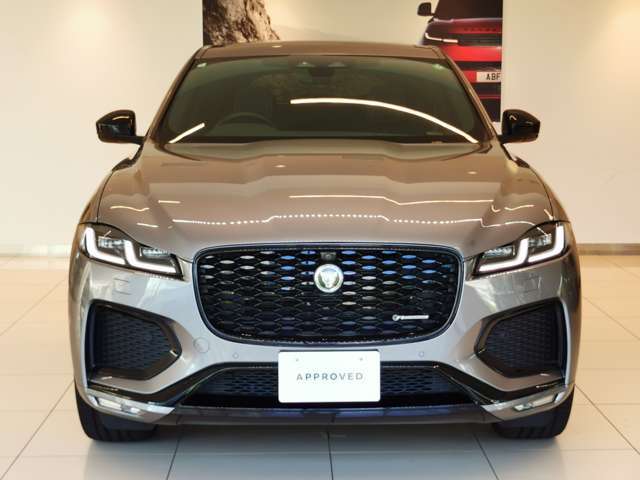 紳士的なボディカラーで、イギリス車らしく落ち着いたデザインとなっております。ブラックパックを装着し、スポーティなエッセンスも加えられております。