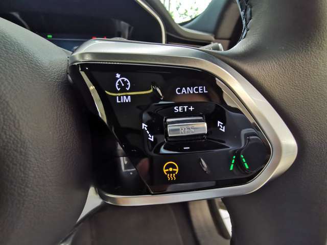 【アダプティブクルーズコントロール】前方車両を認識して自動で追従していくアダプティブクルーズコントロールが搭載されております。渋滞時などでも大変便利な機能になります。