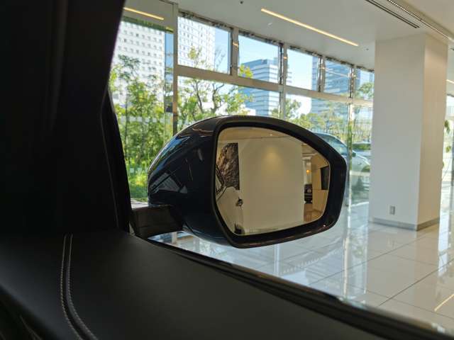 【ブラインドスポットモニター】車外の車をいち早く検知しドライバーに知らせるドライバーアシスト機能となっております。