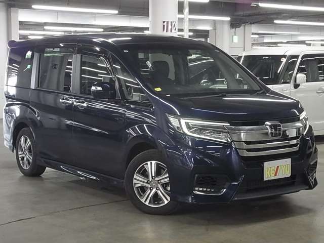 雨が降ってもゆったりと車選びができる全天候型立体展示場！エスカレーター完備！