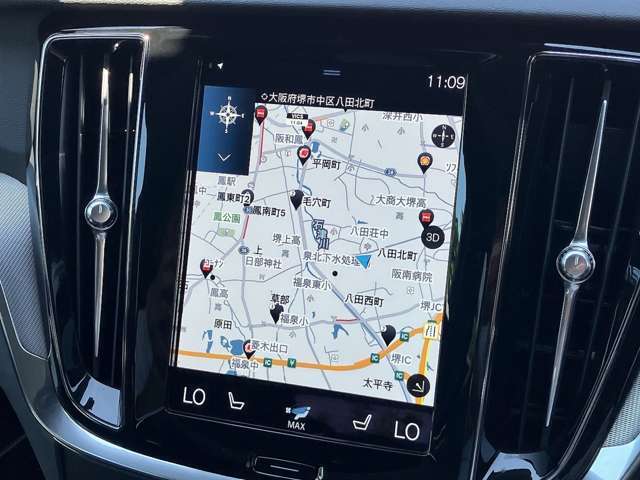 ◆SENSUSナビゲーション◆9インチのタッチスクリーン式センターディスプレイ。縦型なので、マップ画面では進行方向が広く表示されます。
