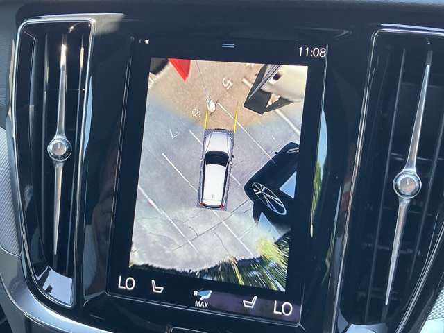 ◆360°ビューカメラ◆車両の周囲に装備されている4個のカメラを使用して真上から見下ろしている映像をセンターディスプレイに表示。リアはもちろんフロントカメラの映像を表示することも可能です。