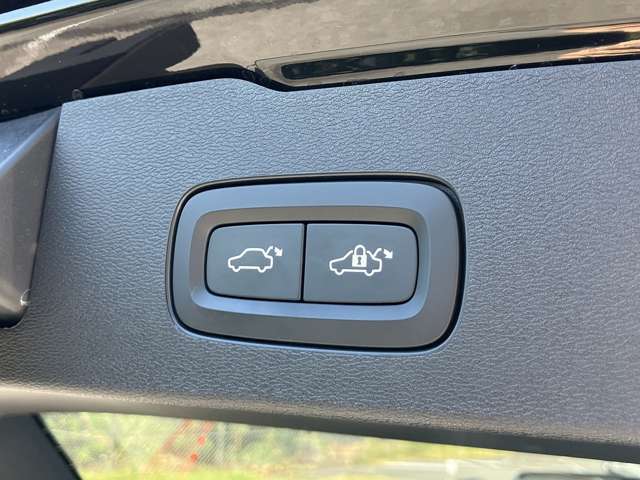 ◆電動リアゲート◆ボタン操作でリアゲートの開閉が可能です。運転席スイッチや、リモコンキーでも開閉できます。