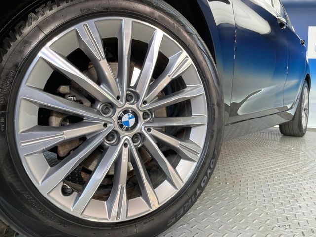 ●純正17インチアルミホイール：輸入車ならではの卓越した走りを支えるホイールと足回りです！日本車の走りに慣れている方にもぜひ体感して頂きたいほど、高いレベルでまとまっています！