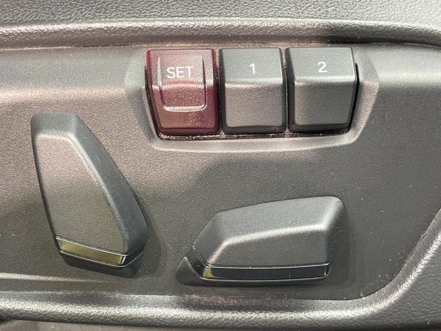 ●メモリー付きパワーシート：あなたに合わせたシートポジションが2つまで登録可能！フルパワーシートだから座席調整も楽々♪お好みのシートポジションで、ストレスないドライブをお楽しみください。
