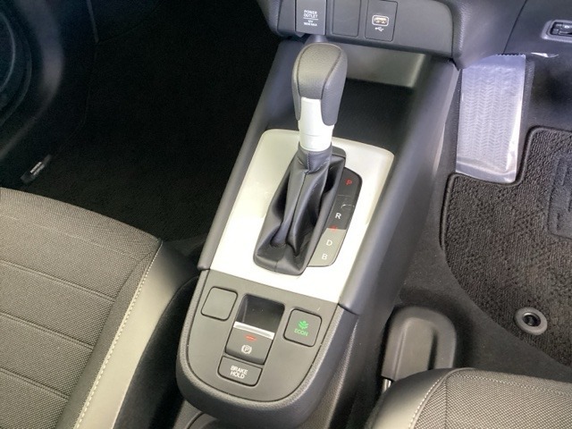 シンプルでとても使いやすいフロアシフトに、パーキングブレーキは電子制御パーキングブレーキです。