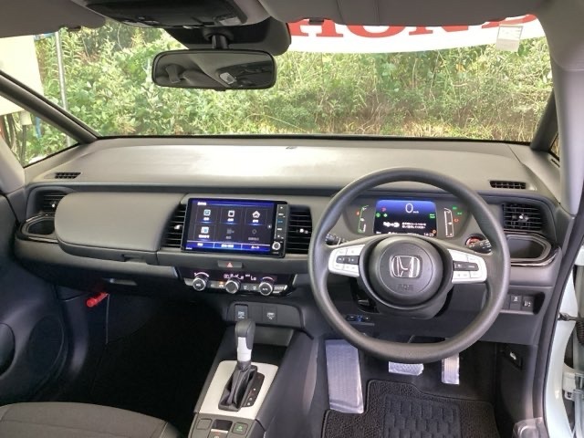 ご覧のように、視界が広く運転しやすいように設計されています。また、フルオートエアコンで快適です。