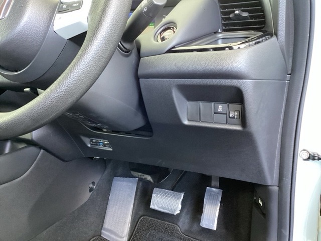 左側に高速で便利なETCがあり、横滑りを防ぐVSAなどのスイッチは、運転席の右側、手の届きやすい位置にあります。