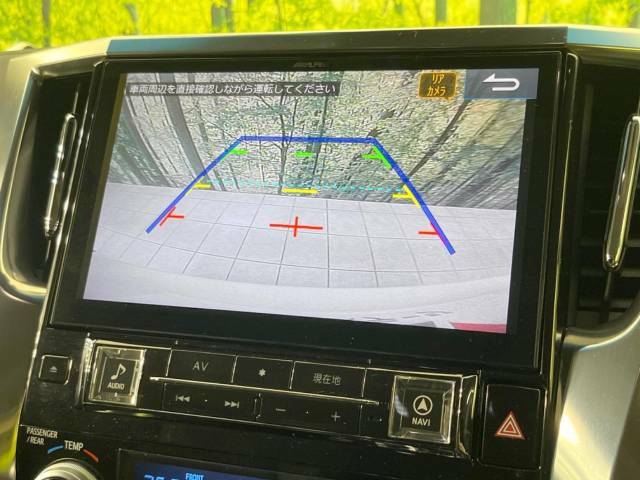 【バックカメラ】駐車時に後方がリアルタイム映像で確認できます。大型商業施設や立体駐車場での駐車時や、夜間のバック時に大活躍！運転スキルに関わらず、今や必須となった装備のひとつです！